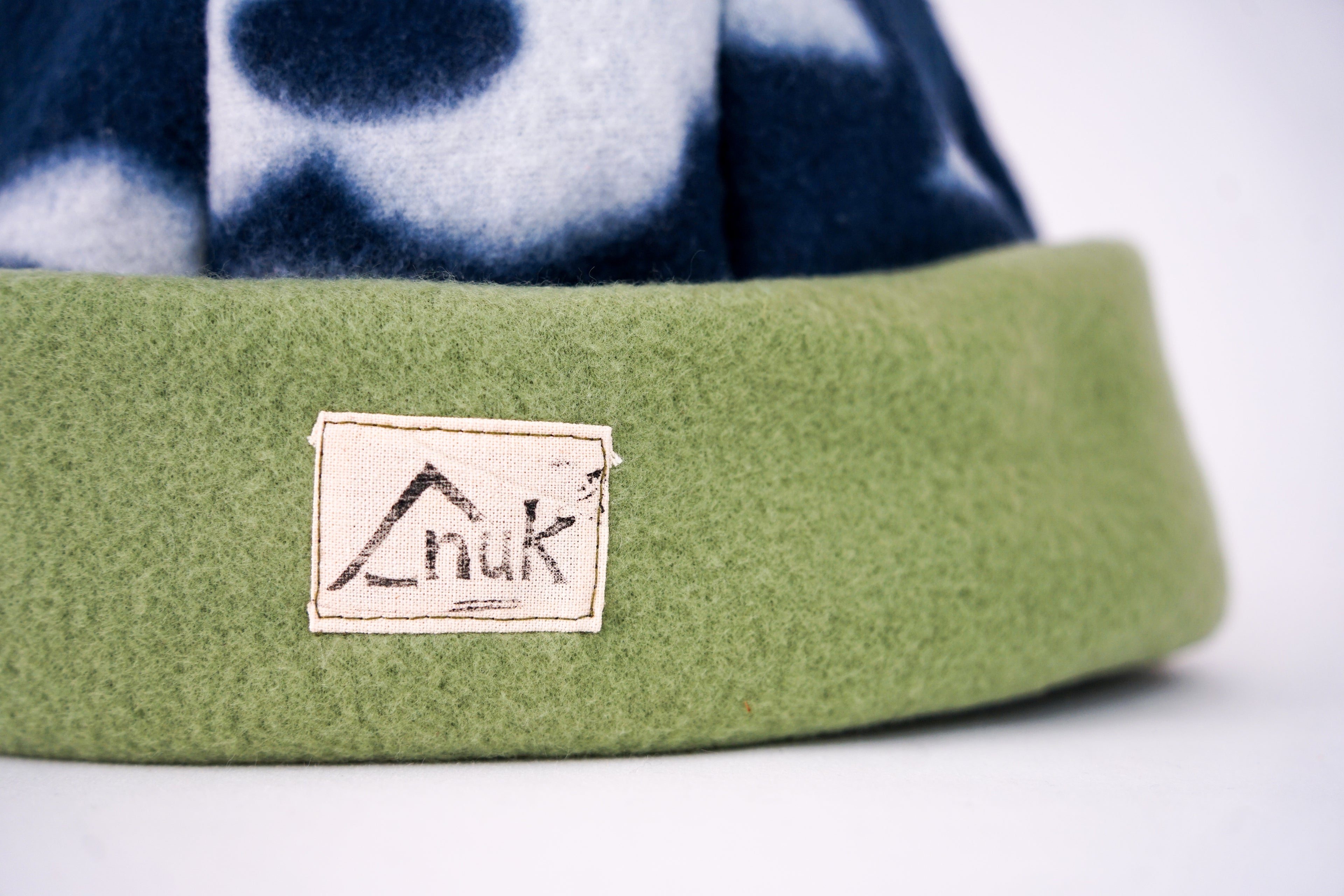 Bonnet kaki & bleu fleurs blanches