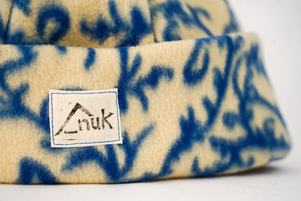 Bonnet beige à motifs bleus