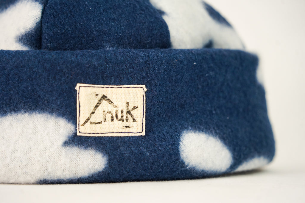 Bonnet bleu à motifs fleur blanche