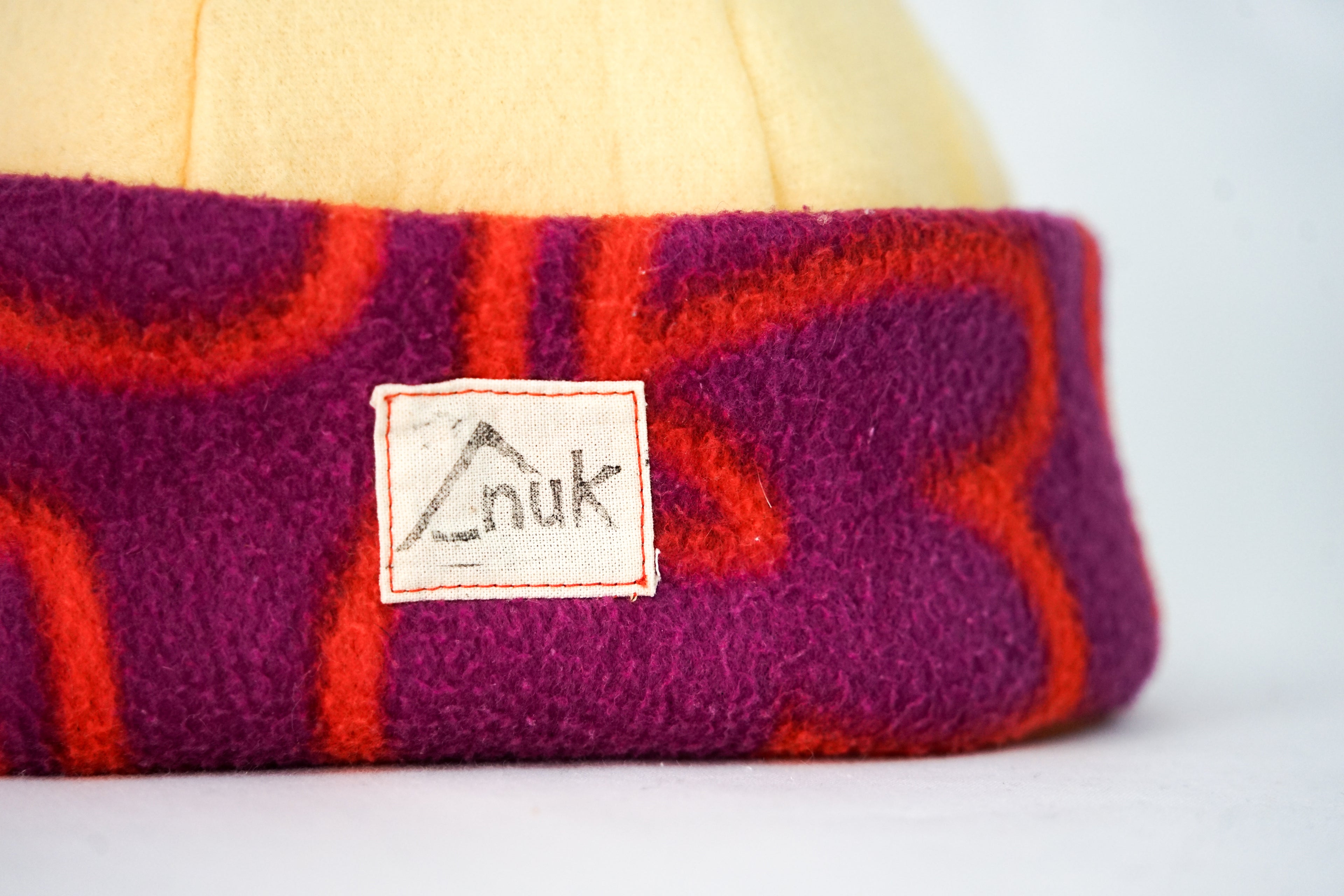Bonnet motifs orange violet & jaune
