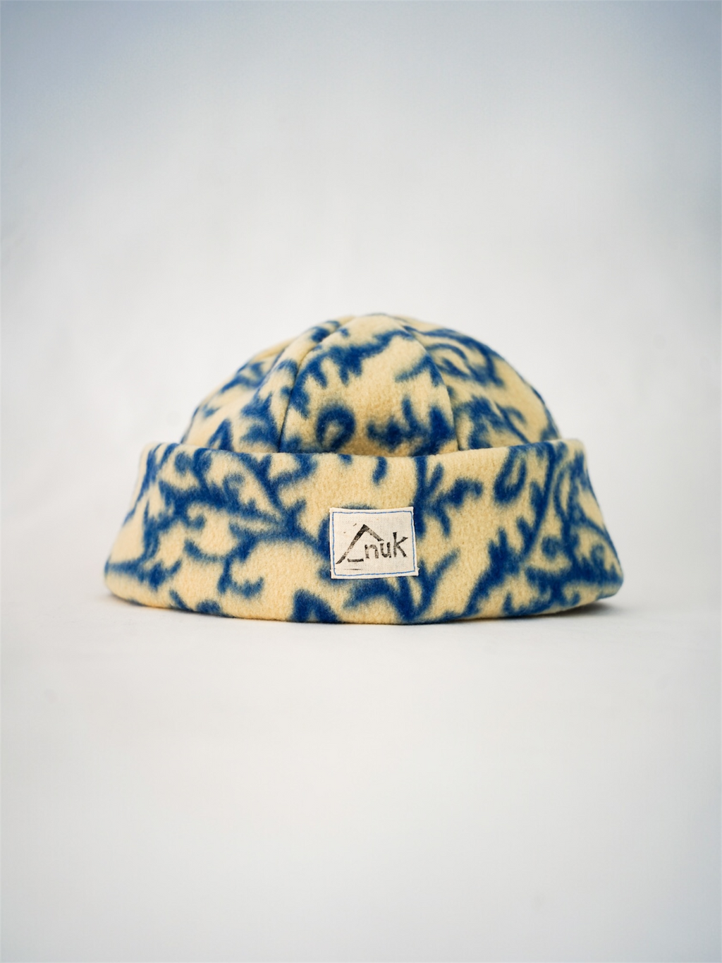 Bonnet beige à motifs bleus