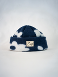 Bonnet bleu à motifs fleur blanche