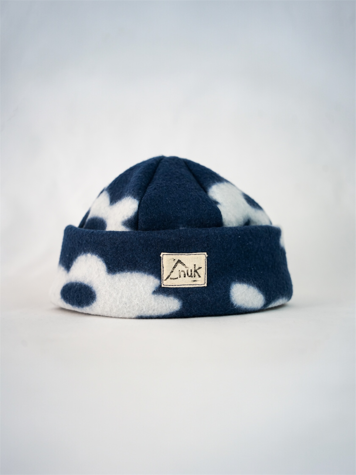 Bonnet bleu à motifs fleur blanche